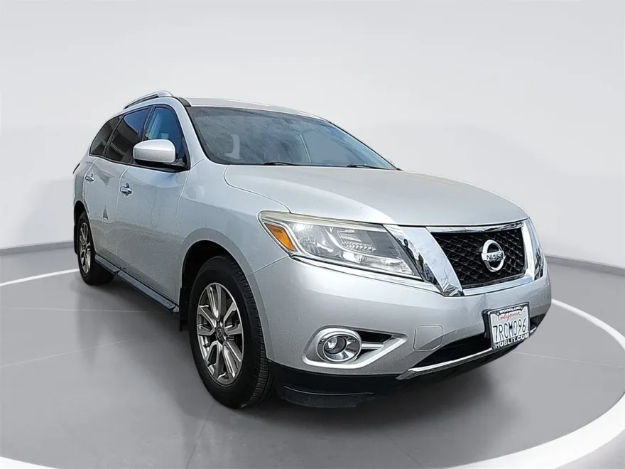 2016 Nissan Pathfinder SV photo 1