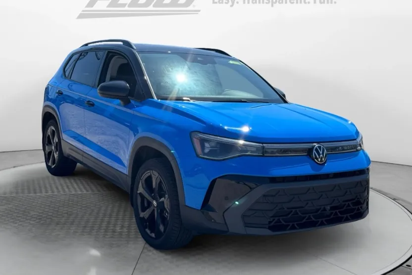 2025 Volkswagen Taos SE photo 1