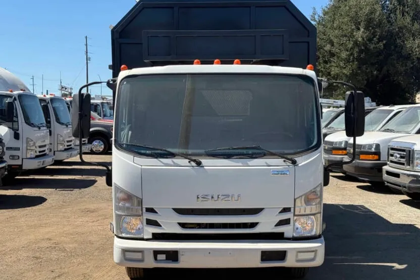 2019 Isuzu NPR photo 1