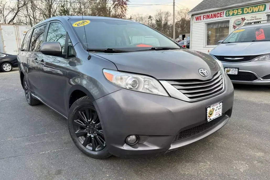 2011 Toyota Sienna XLE photo 1