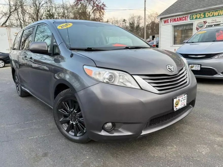 2011 Toyota Sienna XLE photo 1