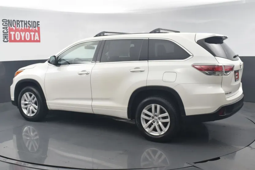 2015 Toyota Highlander LE photo 1