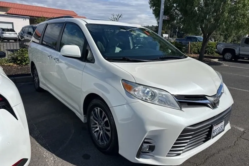 2018 Toyota Sienna XLE photo 1