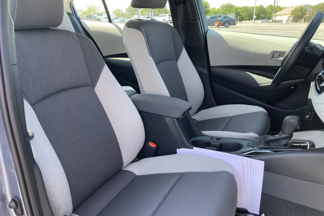 2025 Toyota Corolla LE photo 1