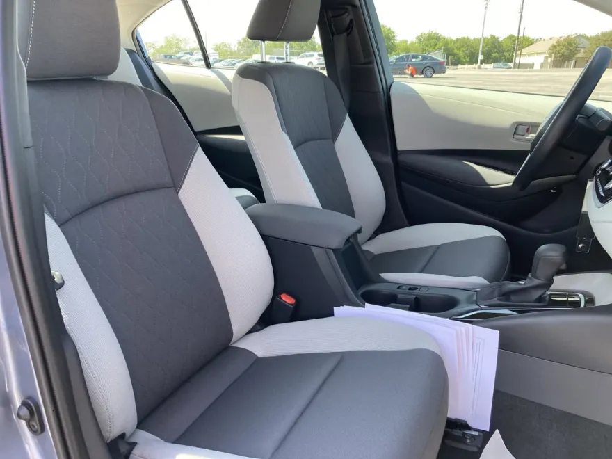 2025 Toyota Corolla LE photo 1