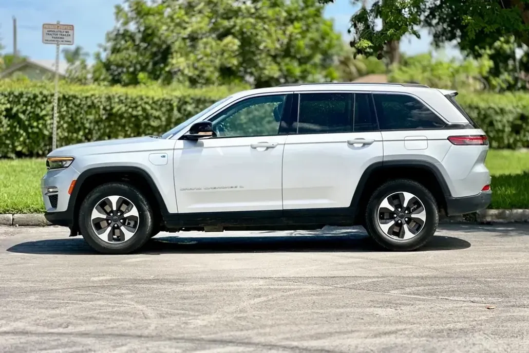 2023 Jeep Cherokee 4xe photo 1