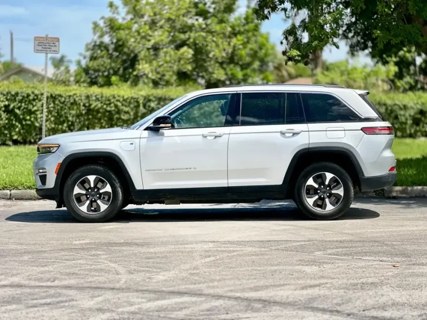 2023 Jeep Cherokee 4xe photo 1