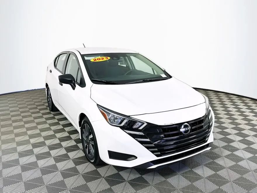 2023 Nissan Versa 1.6 S photo 1