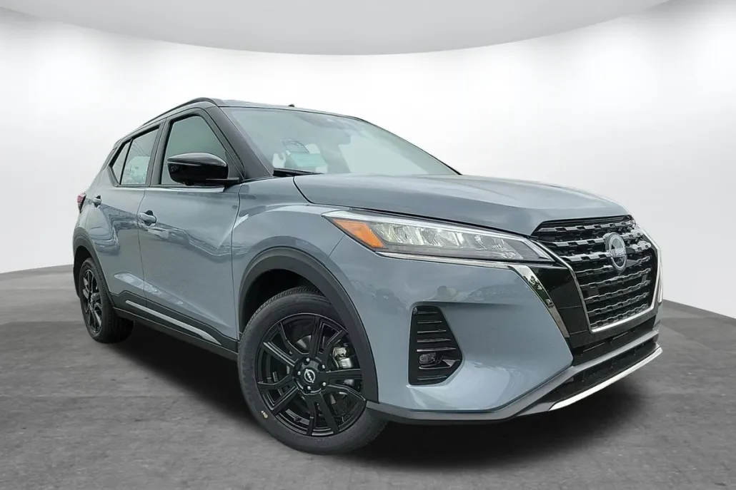 2024 Nissan Kicks SR photo 1