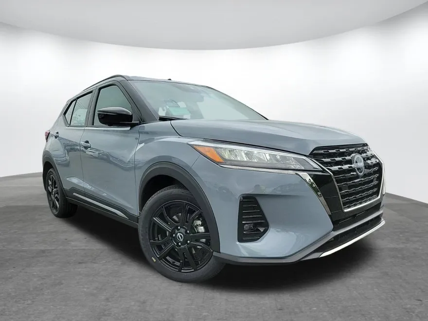2024 Nissan Kicks SR photo 1