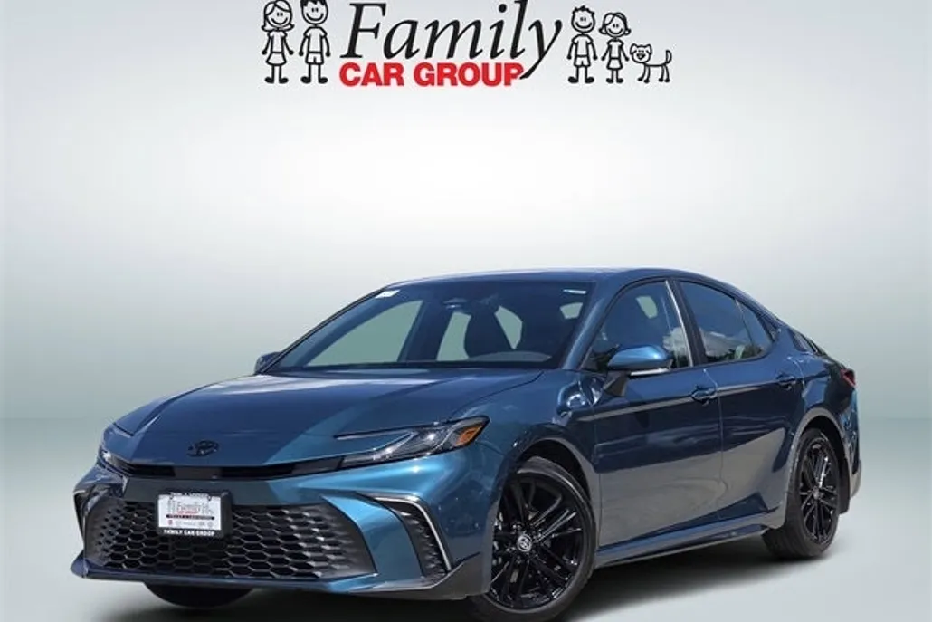 2025 Toyota Camry SE photo 1
