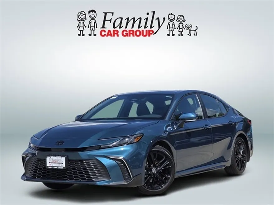 2025 Toyota Camry SE photo 1