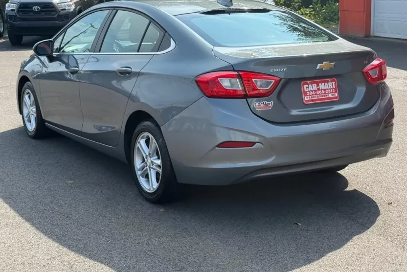 2018 Chevrolet Cruze LT photo 1