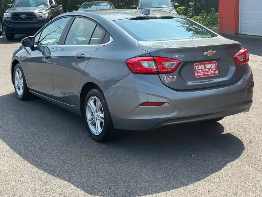 2018 Chevrolet Cruze LT photo 1