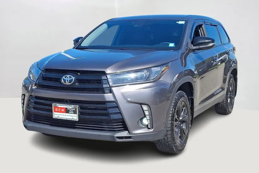 2019 Toyota Highlander LE photo 1