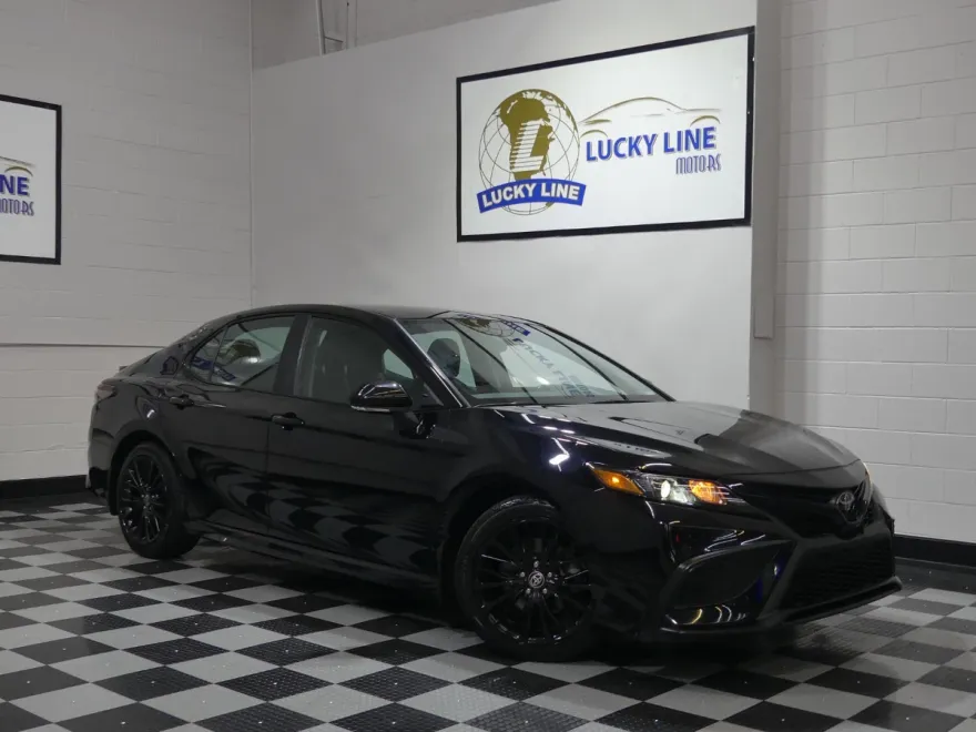 2022 Toyota Camry SE photo 1