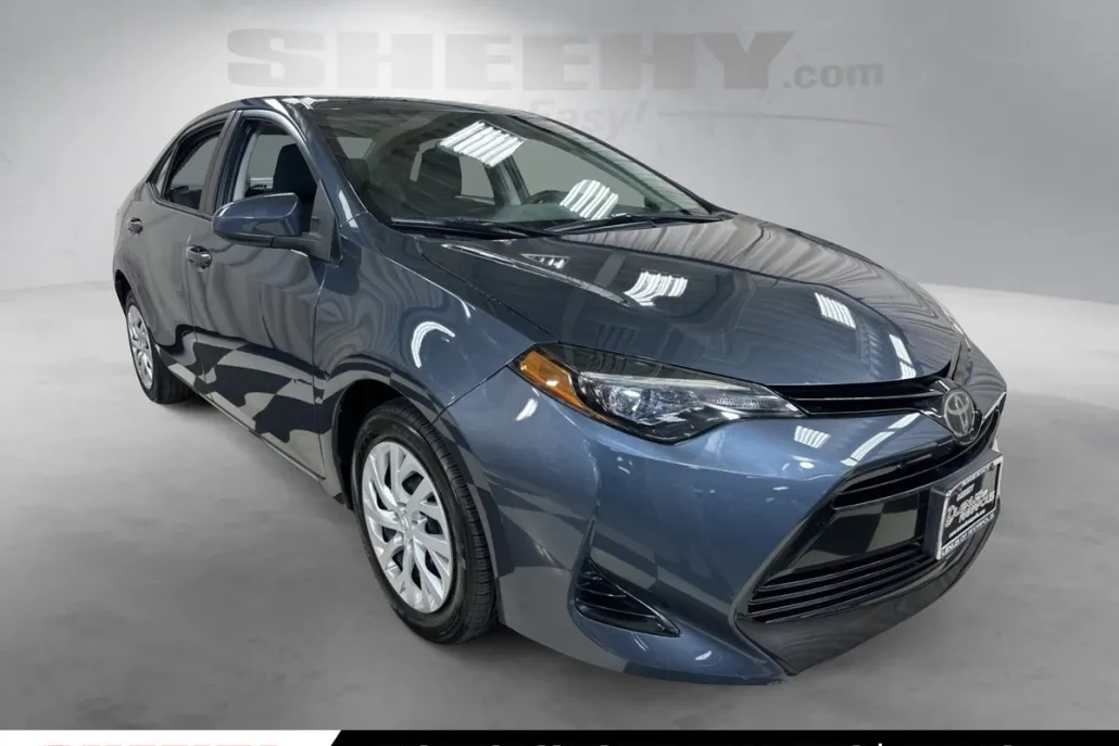 2017 Toyota Corolla LE photo 1