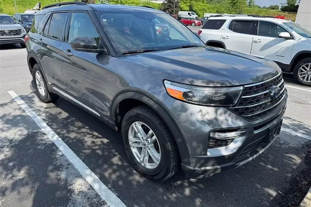 2022 Ford Explorer XLT photo 1