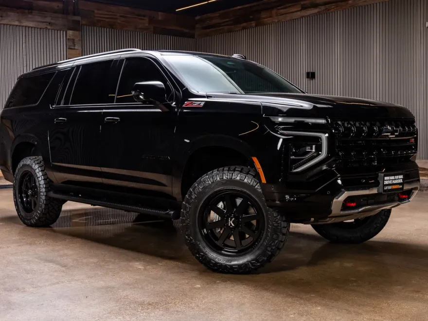 2025 Chevrolet Suburban Z71 photo 1