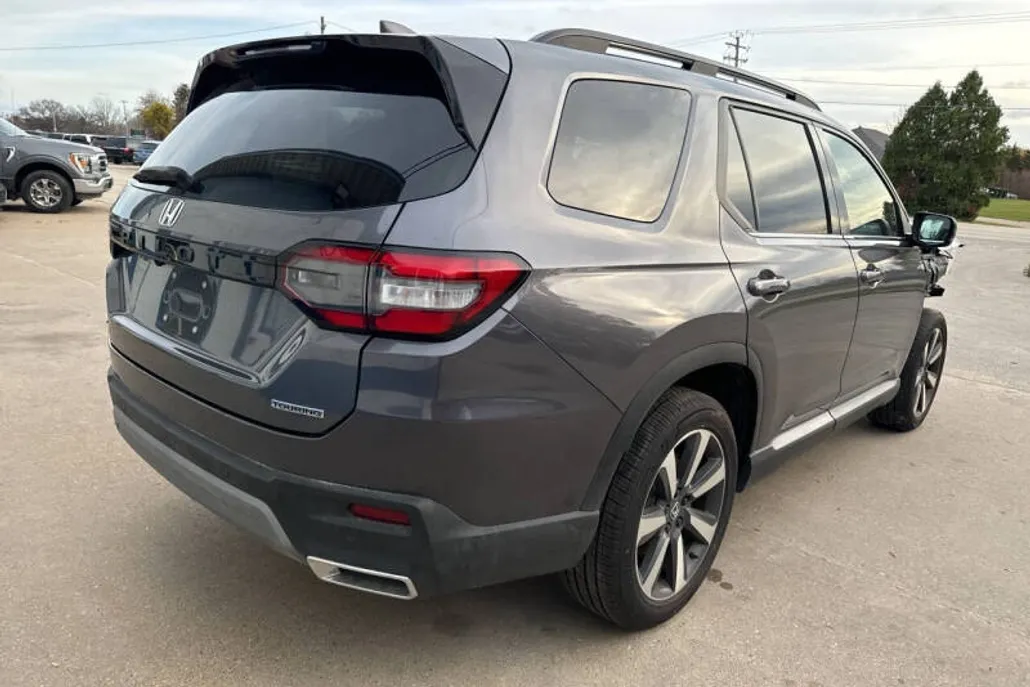2024 Honda Pilot Touring photo 1