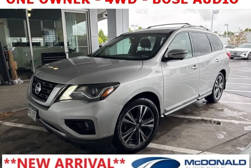 2017 Nissan Pathfinder Platinum photo 1