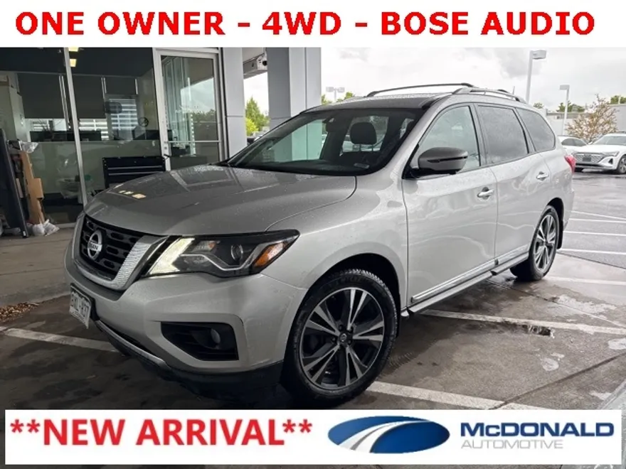 2017 Nissan Pathfinder Platinum photo 1