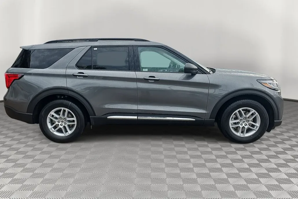 2025 Ford Explorer photo 1