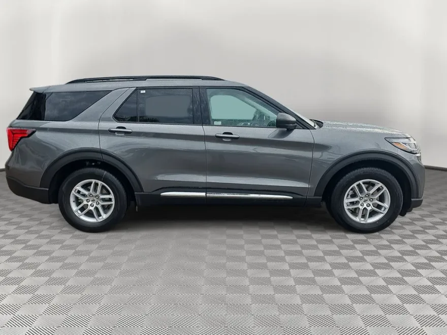 2025 Ford Explorer photo 1