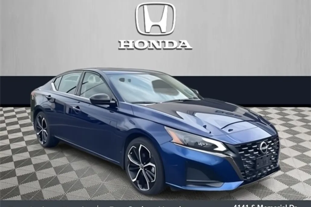 2023 Nissan Altima 2.5 SR photo 1