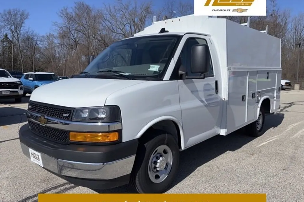 2024 Chevrolet Express Cutaway 3500 photo 1