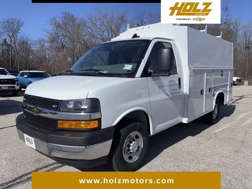 2024 Chevrolet Express Cutaway 3500 photo 1