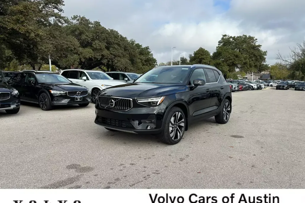 2025 Volvo XC40 Plus photo 1