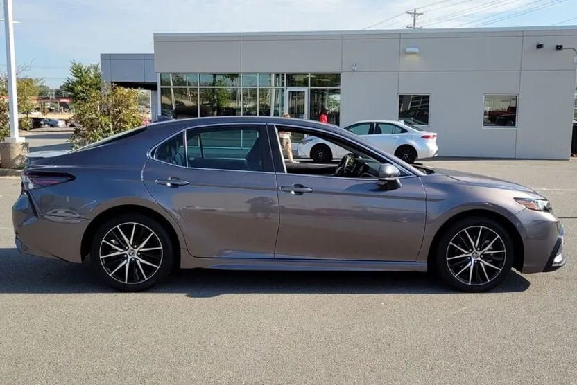 2023 Toyota Camry SE photo 1