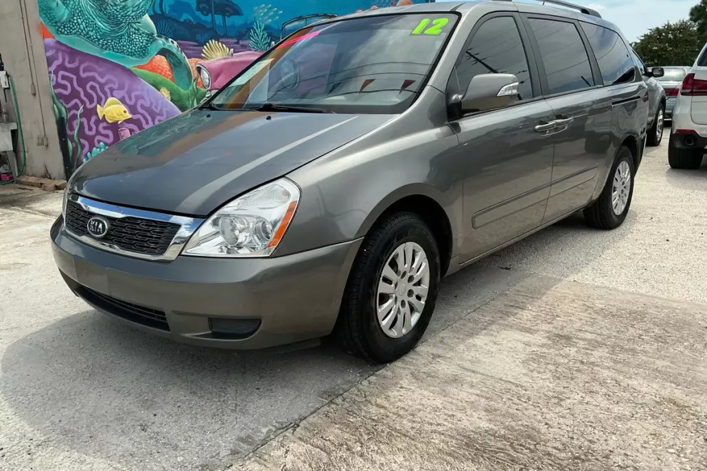 2012 Kia Sedona LX photo 1