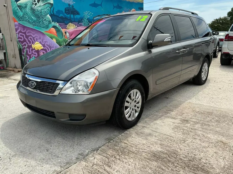2012 Kia Sedona LX photo 1