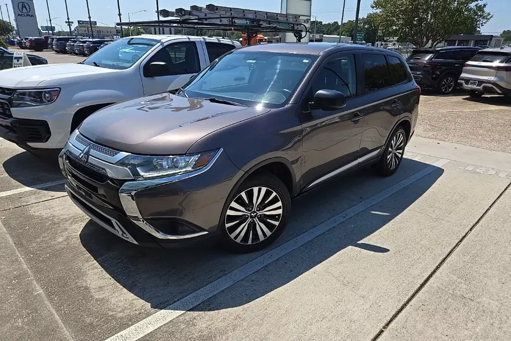 2020 Mitsubishi Outlander ES photo 1