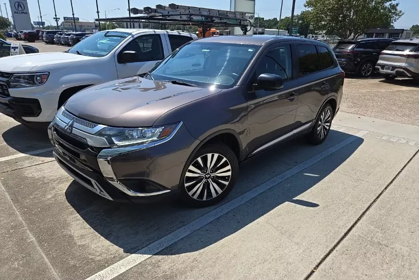2020 Mitsubishi Outlander ES photo 1