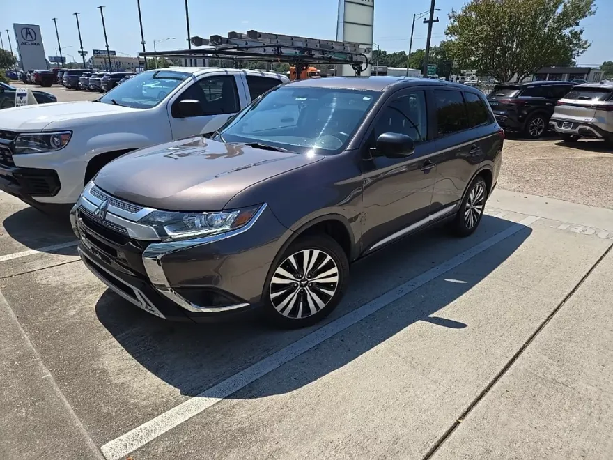 2020 Mitsubishi Outlander ES photo 1