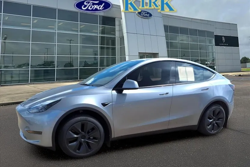 2025 Tesla Model Y Long Range photo 1