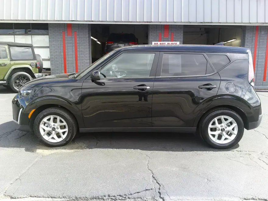 2025 Kia Soul LX photo 1