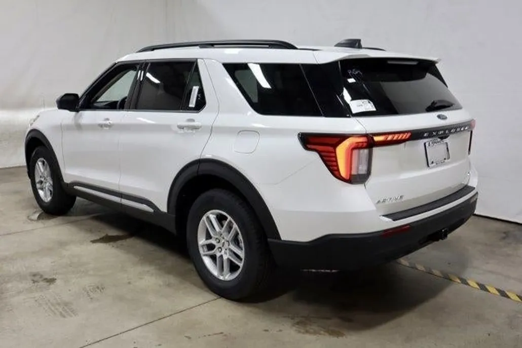 2025 Ford Explorer photo 1