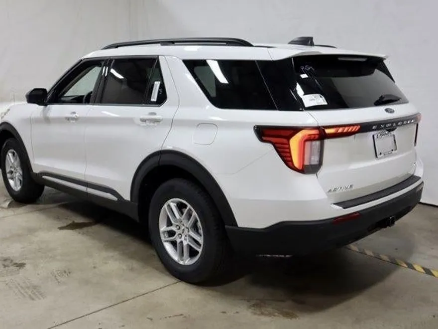 2025 Ford Explorer photo 1