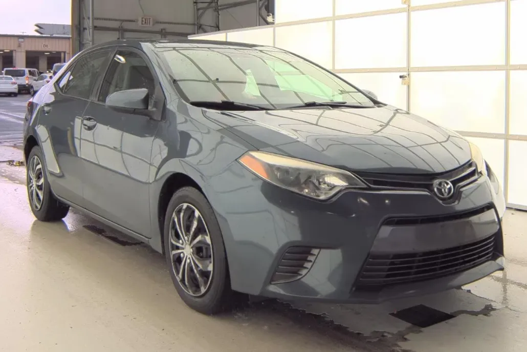 2015 Toyota Corolla LE photo 1