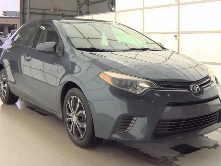 2015 Toyota Corolla LE photo 1