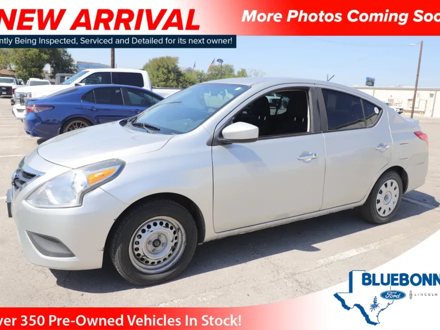 2017 Nissan Versa Sedan SV photo 1