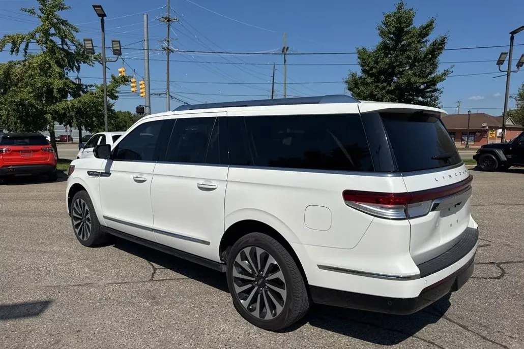 2023 Lincoln Navigator Reserve L photo 1