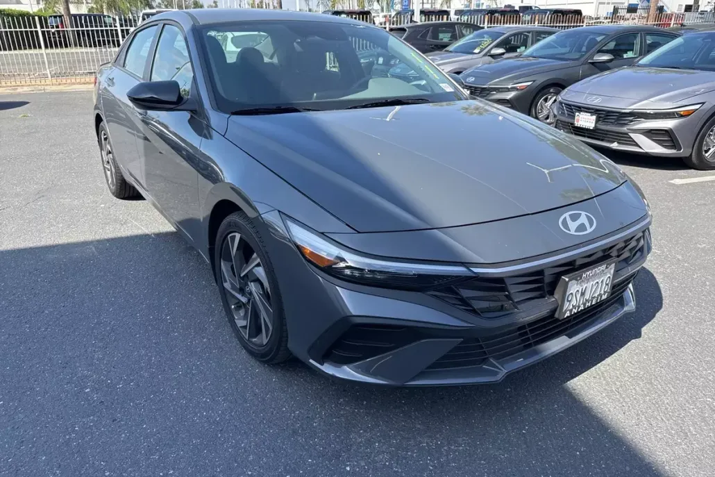 2025 Hyundai Elantra SEL Sport photo 1