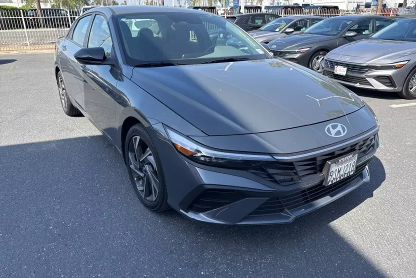 2025 Hyundai Elantra SEL Sport photo 1