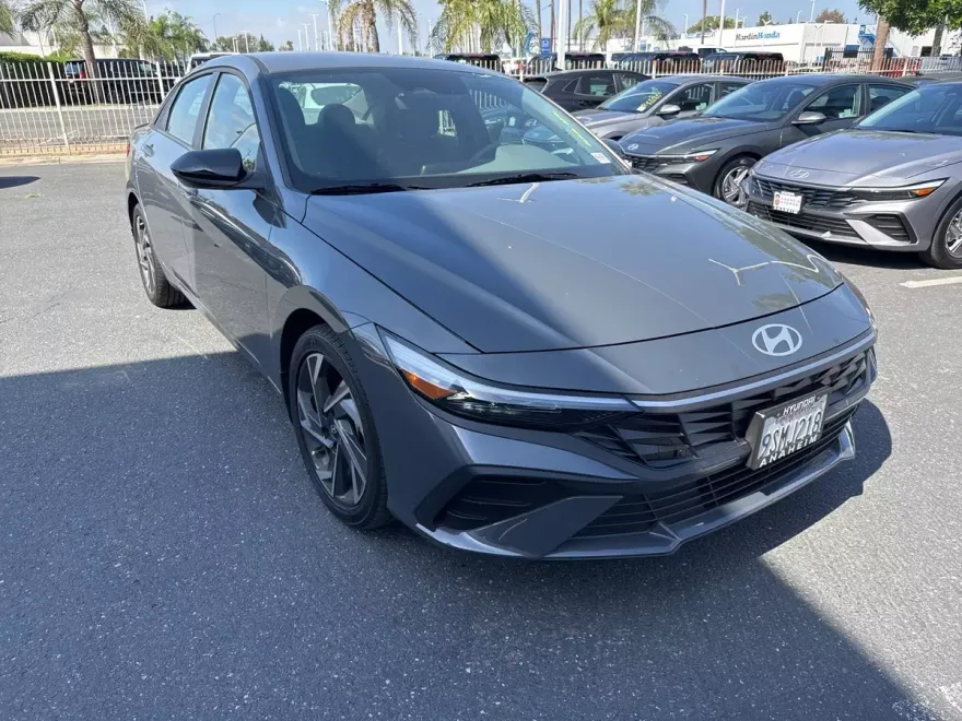 2025 Hyundai Elantra SEL Sport photo 1