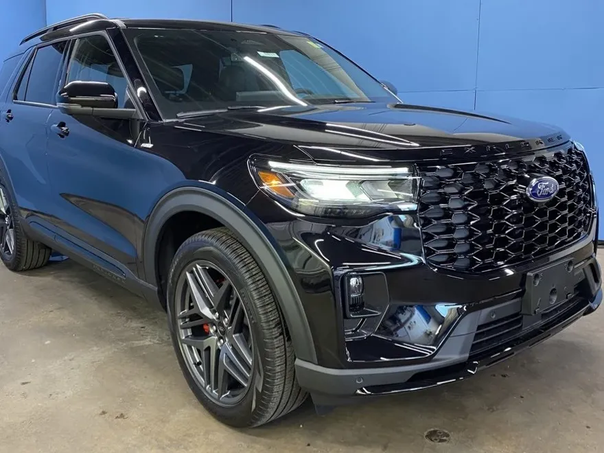 2025 Ford Explorer ST-Line photo 1